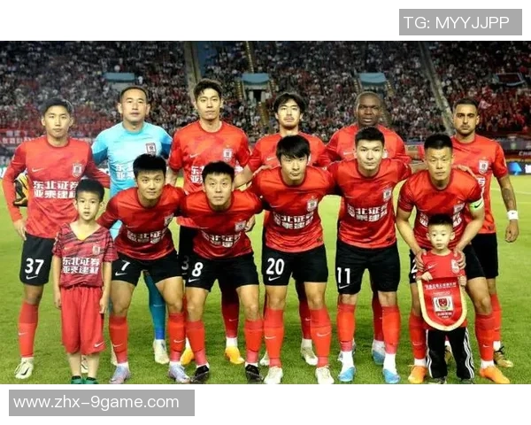 恒大与上港激战正酣中超巅峰对决引发球迷热议与期待